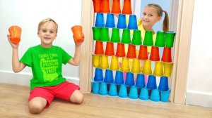 Дети играют с цветными стаканчиками и учатся делиться