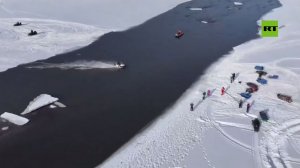 روسيا.. صيادون يجتازون فتحة مياه على زلاجات ثلجية في كامتشاتكا