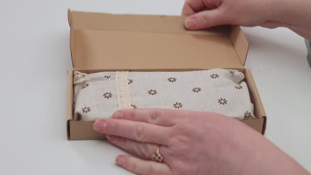 Кисти косметические с подарочком ролик для чистки одежды зеркало настольное двустороннее