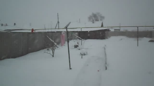 снег кругом