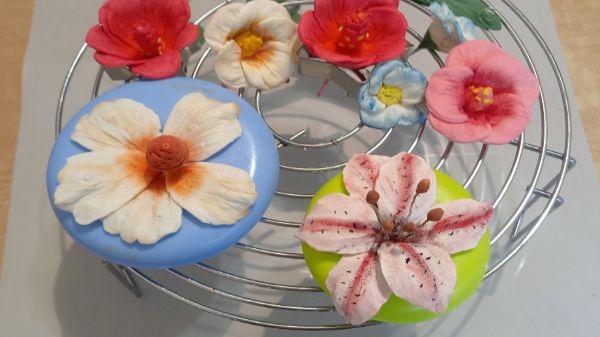 МОЛОЧНАЯ МАСТИКА И ТРОПИЧЕСКИЕ ЦВЕТЫ ИЗ МАСТИКИ