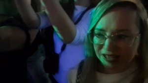 Мы с девчонками отрываемся. А голос сорвали