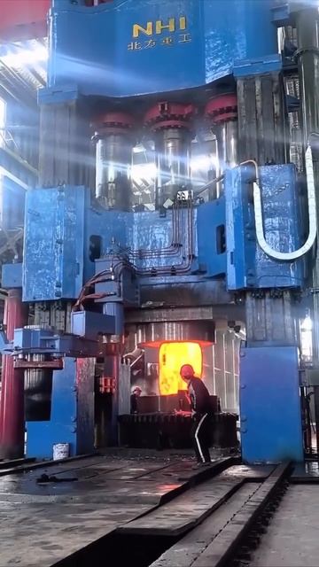 1824. Гидравлический ковочный пресс за работой