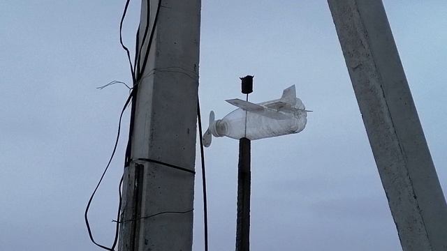 Работает от ветра, показывает направление