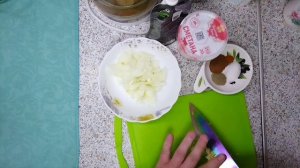 Куриная грудка в сметанном соусе с луком и зеленью — подаём с макаронами