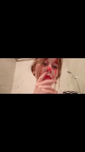 Подпишись на мой канал, ведь на 10 подписчиков я обольюсь водой с ног до головы