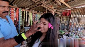 Точечный массаж головы индийского уличного парикмахера