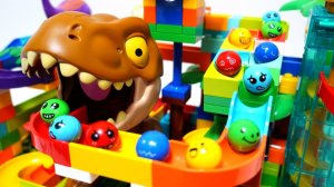 Мультики для детей и малышей. Строим трассу для шариков из Лего.