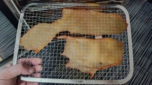 Сушенный кальмар в дегидраторе