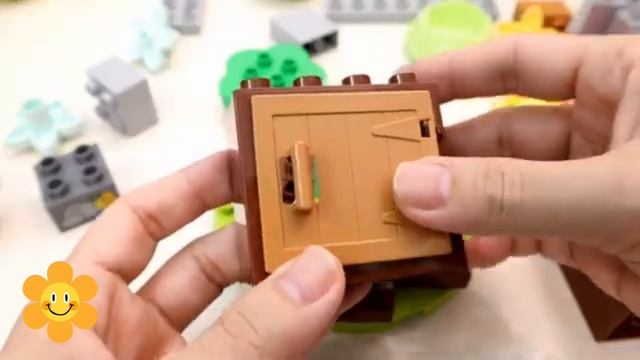 Конструктор Лего с разными зверюшками делают себе новый домик. Видеодлядетей. дети видеодлядетей