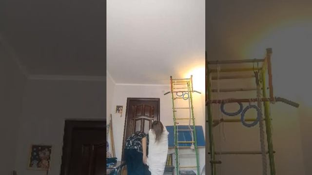 Обматываем брата туалетной бумагой