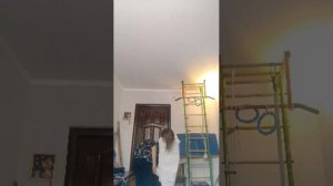 Обматываем брата туалетной бумагой