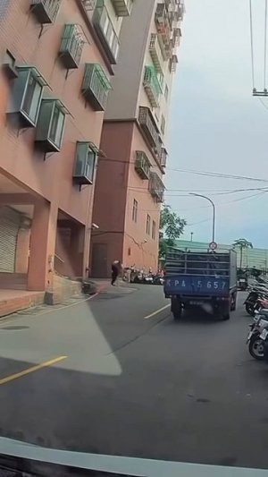 Герой остановил машину!