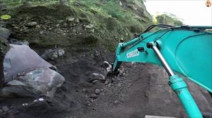 Строительство. экскаватор копает песок