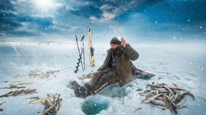 РЫБАЛКА НА ОСТРОВЕ | ДИКИЙ КЛЕВ КОРЮШКИ и ЛЕД ТРЕЩИТ ПО ШВАМ, МОРЕ РЫБЫ