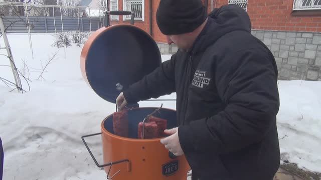 6 ЧАСОВ КОПТИЛ СВИНЫЕ РЕБРЫШКИ БАРБЕКЮ LOW&SLOW НА ПОДВЕСАХ В ДРАМ СМОКЕРЕ OKLAHOMA JOE!)