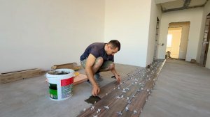 Муж укладывает плитку. Что у нас получается? Делаем ремонт своими руками. Строим дом в деревне.