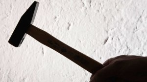 Мужчина забил молотком мальчика и выпил его кровь