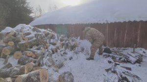 Ну что же я, за повар такой!? Теперь у неё есть свой стол. Откапываем дрова!