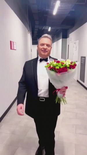 А я несу тебе цветы💐 Ты божественная моя🌹Александр Добронравов #божественная #александрдобронравов