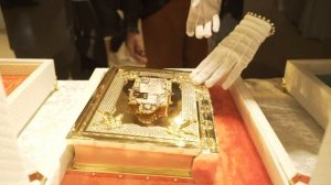 Книги Священного Писания в золотой обложке