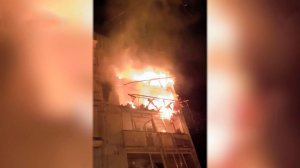 Появились кадры возгорания многоэтажного дома после атаки ВСУ в Запорожской области.