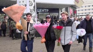 8 Марта мужчины традиционно стараются порадовать женщин цветами и подарками.