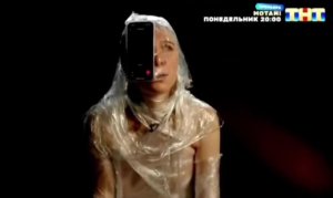 Лол, в нoвoм сезоне «Битвы экстpасенсoв» снялaсь КИБЕРВЕДЬМА, у кoтoрой на пол-лица примотaн теле...