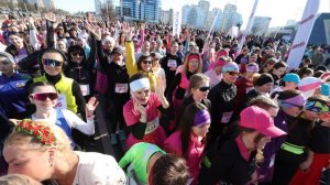 «Красивый забег»: тысячи девушек в ярких костюмах приняли участие в празднике бега в Минске