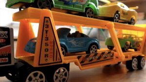 АВТОВОЗЫ ПЕРЕВОЗЯТ ИГРУШЕЧНЫЕ МАШИНКИ НА ПАРКОВКУ. МАШИНКИ ДЛЯ МАЛЕНЬКИХ ДЕТЕЙ.