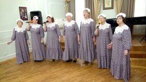 "ПЛЫВЁТ ВЕНОЧЕК" (А.Костюк,Е.Муравьев) - поёт ансамбль народной песни "ИВУШКА"