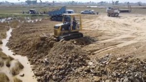 засыпке Огромного поля земли с помощью бульдозера Komatsu D31PX, который толкает почву, смешивает ка