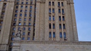 Высотка на Баррикадной.Сквер. м Баррикадная.