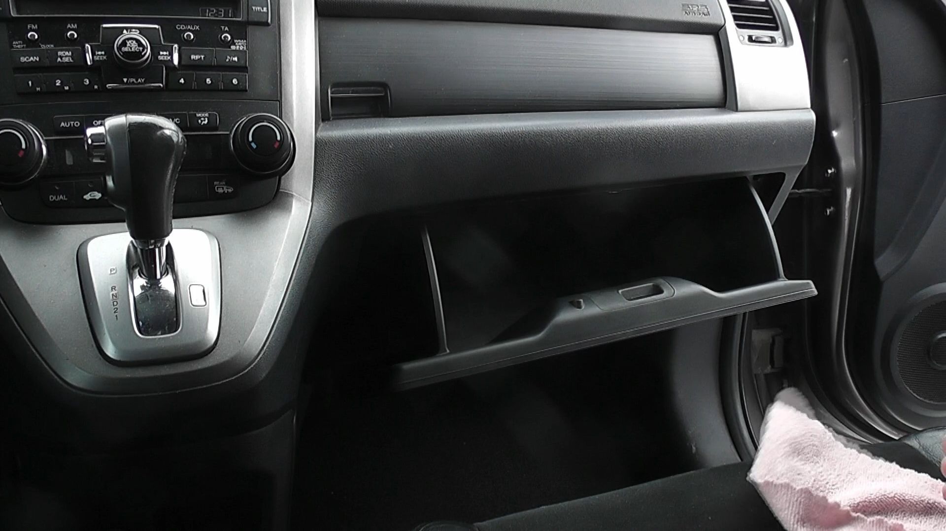 Замена салонного фильтра.Honda CR-V 2012 г.