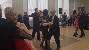 Музыка вновь слышна, встал пианист и танец назвал..