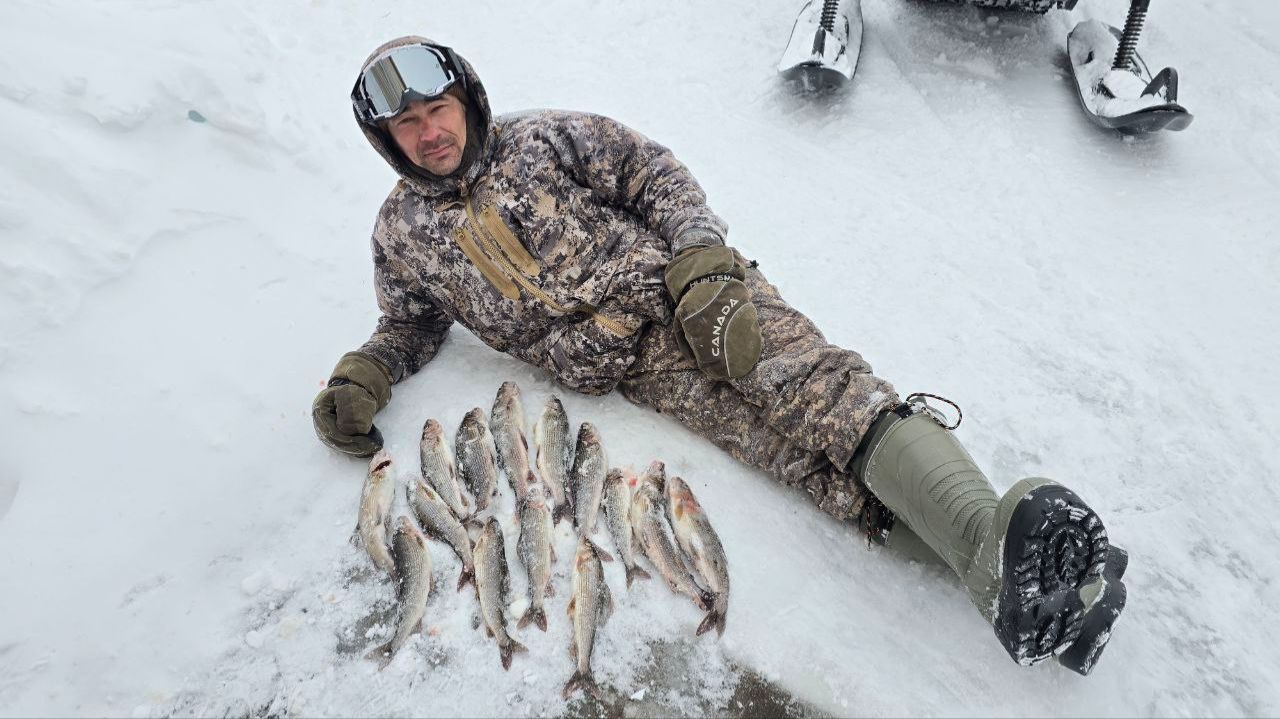 ЛОВИМ ХАРИУСА СО ЛЬДА В РЖАВОМ РУЧЬЕ / КЛЮЮТ КРУПНЫЕ ЭКЗЕМПЛЯРЫ НА МОРМЫШКУ / РЫБАЛКА В ГЛУХОЗИМЬЕ.