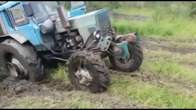 Трактористы жгут на грязи