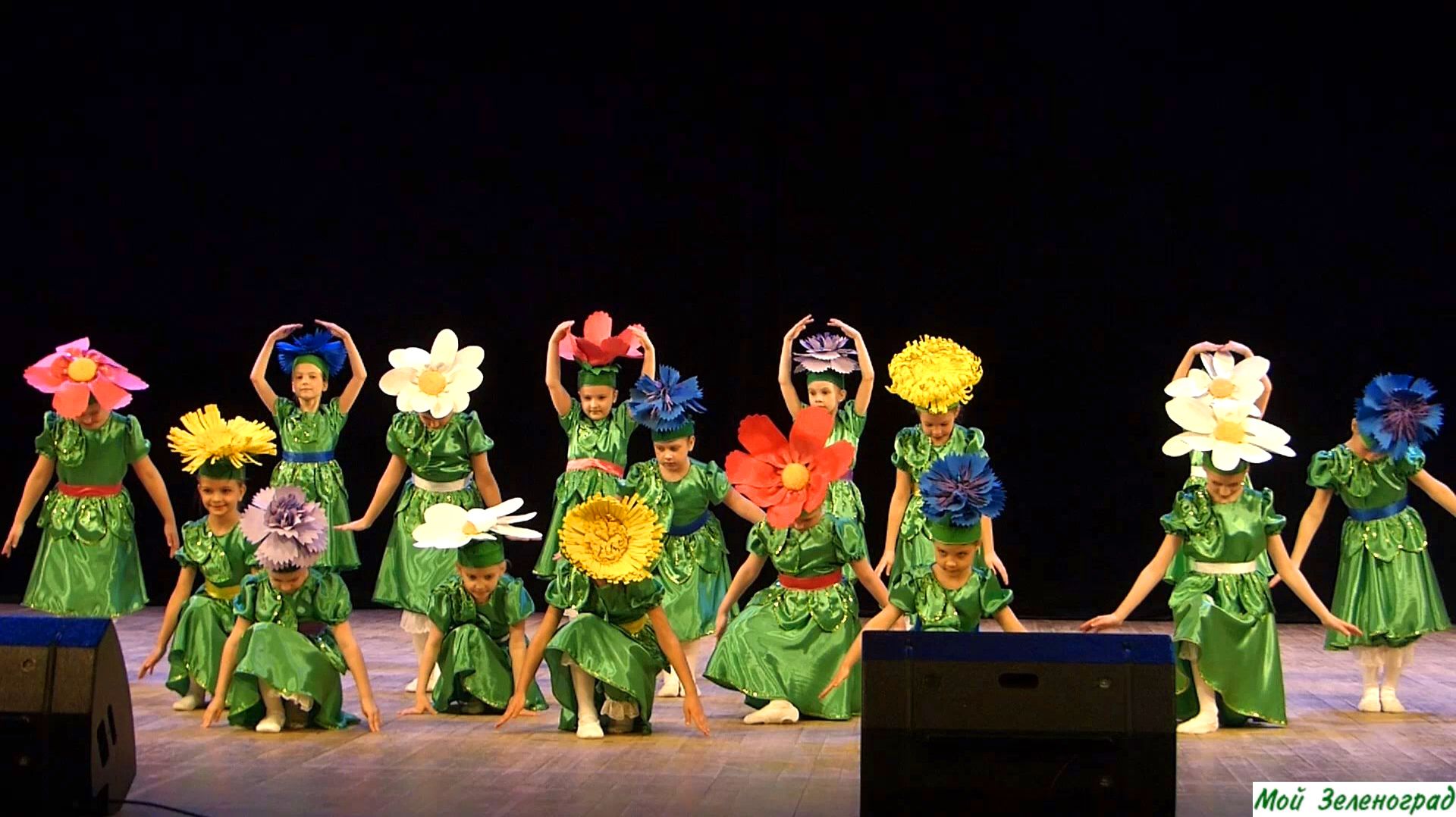 Букет для мамы. Исполняет младшая группа театра танца «Сапфир»