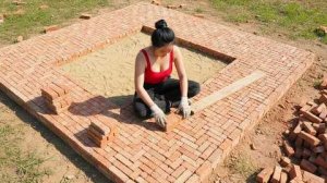 Девушка- строит идеальную кирпичную кухню на фундаменте из необработанного кирпича.