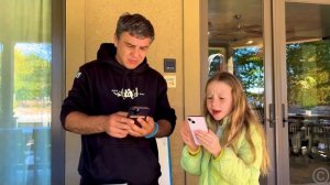 Настя и робот-уборщик