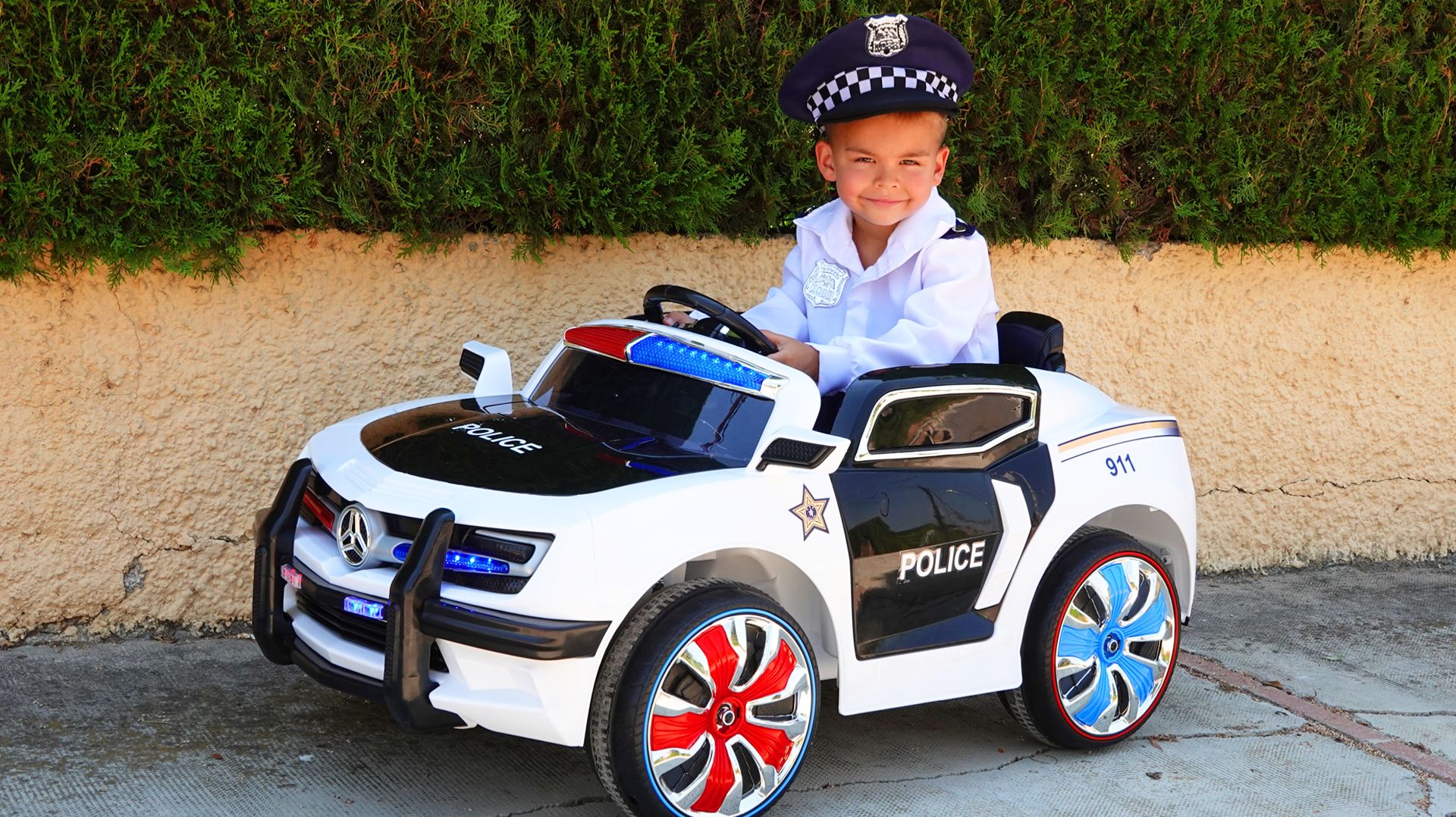 Новая полицейская машина Димы — распаковал и сразу в бой!