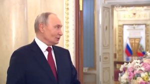 Президент России Владимир Путин поздравил женщин с Международным женским днём