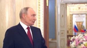 «Давайте-ка я ещё раз скажу». Владимир Путин поздравил россиянок с 8 Марта, но закашлялся на 2:53