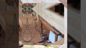 1000050884.mp4 (Собака наблюдает за устройством лестницы на 2-ой этаж в доме А-фрейм)