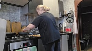 ПРИЛЕТЕЛА С РАБОТЫ КАК ОШПАРЕНАЯ! ГОТОВЛЮ УЖИН!