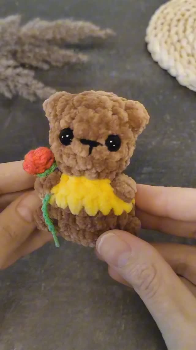 Маленький цветочек для брелочка. Цветочек крючком