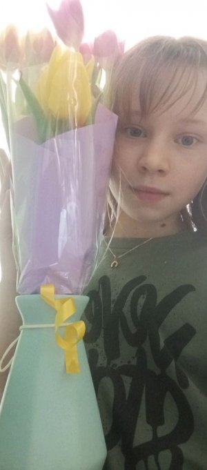 девочки с 8 мартом