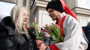 8 марта мужчины дарят женщинам цветы и окружают их заботой и вниманием.