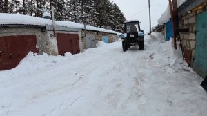 Навалило снега. Вызвали трактор.