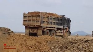 разгрузка самосвала Застрявшим Глубоко Тяжелым восстановительным бульдозером Komatsu